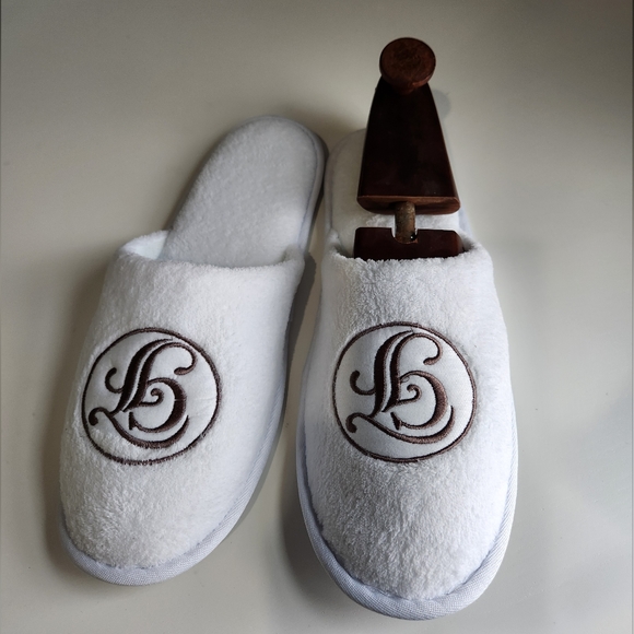 Disney Grand Floridian Resort & Spa White Slippers with GF Logo NEW - Picture 5 of 6